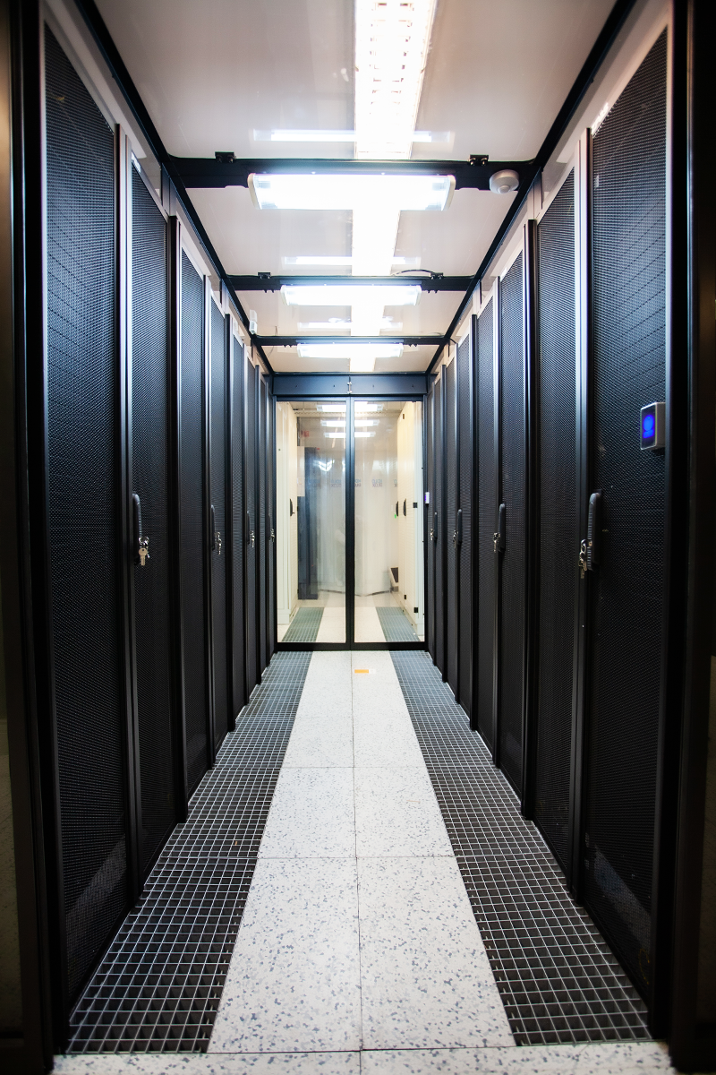 ZPAS Datacenter Gang zwischen Serverschränken Rechenzentrum Kundenprojekt