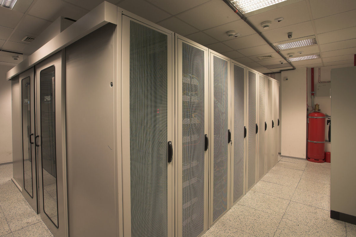 ZPAS Kaltgang-Einhausung im Serverraum – Serverschränke Kundenprojekt