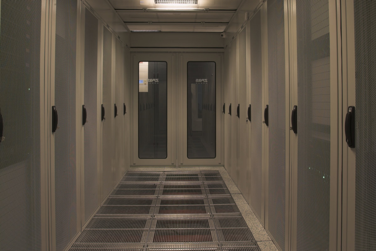 ZPAS Datacenter Korridor perforierte Serverschränke Kundenprojekt