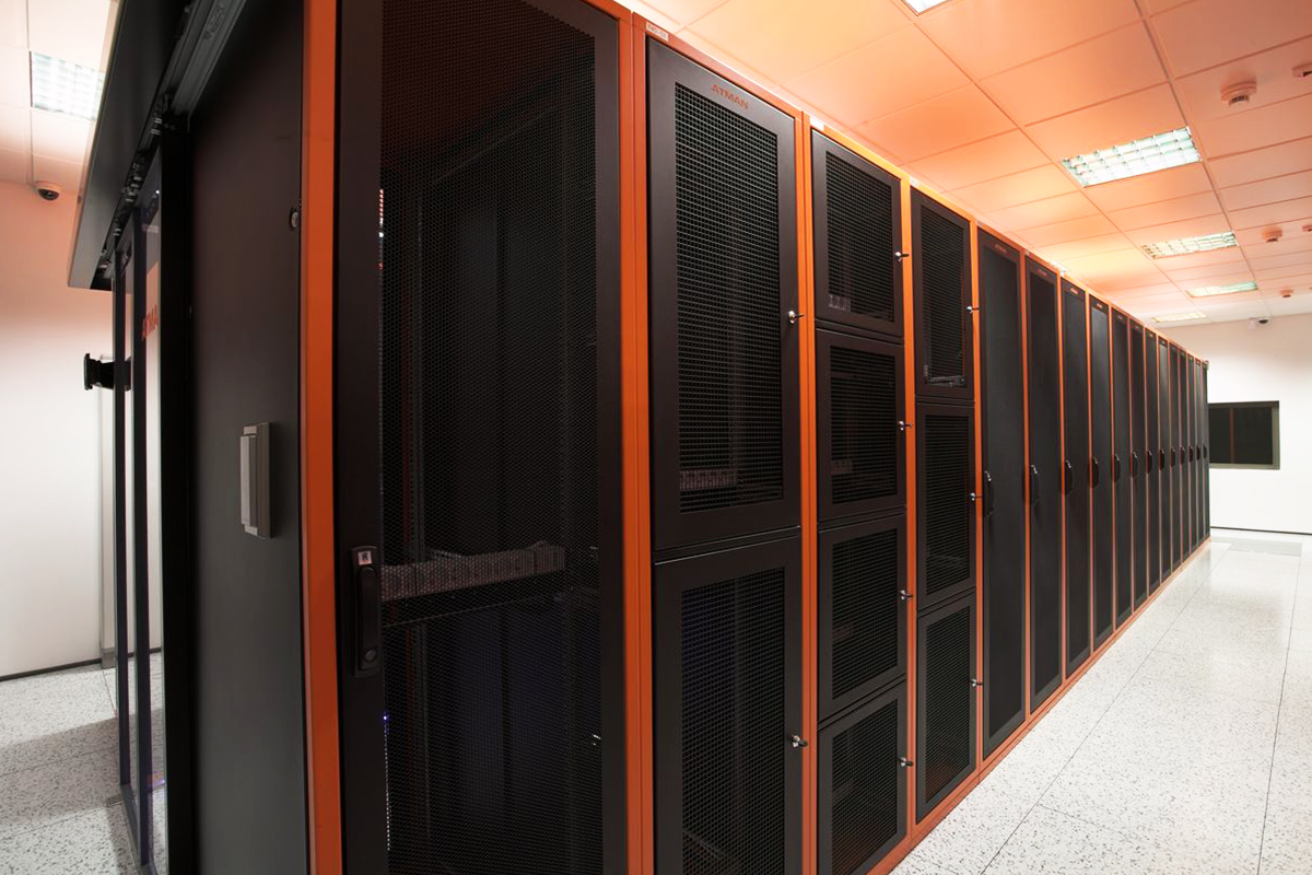 ZPAS Serverraum bestückte Serverschränke Seitenansicht Kundenprojekt