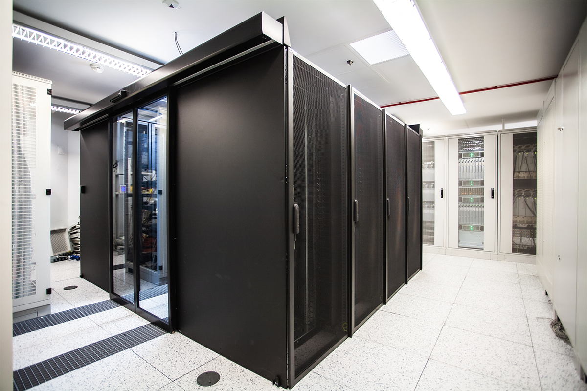 ZPAS Datacenter Serverraum Schrankreihe Kundenprojekt Installation