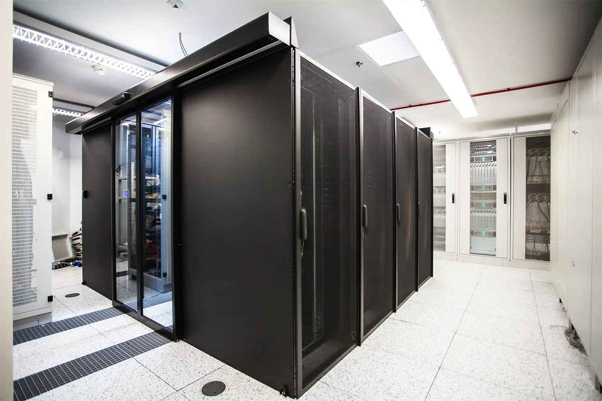 ZPAS Datacenter Serverraum Schrankreihe Kundenprojekt Installation