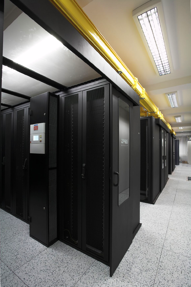 ZPAS Serverschrank bestückt Rechenzentrum Kundenprojekt