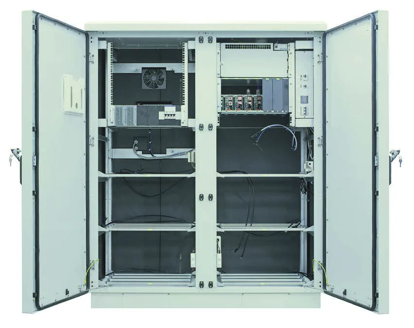Zweitüriger Edelstahl-Outdoorschrank mit Innenausbau für Marine- und Hafenanwendungen