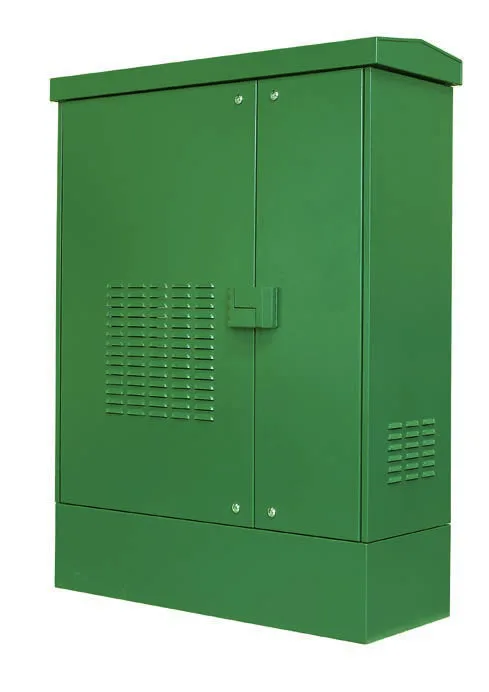 Edelstahl-Outdoorschrank pulverbeschichtet in Grün mit Lüftungsgittern und Sockel