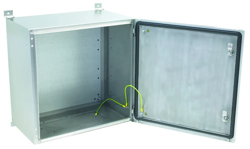 Edelstahlgehäuse SWN Inox geöffnet – geschweißter Korpus AISI 304 mit Montageplatte und Erdung