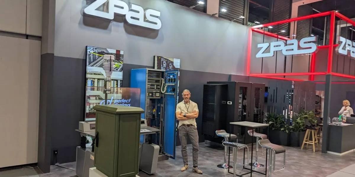 ZPAS-Messestand auf der InnoTrans 2026 in Berlin mit Serverschränken, verdrahtetem Schaltschrank und Outdoorgehäuse