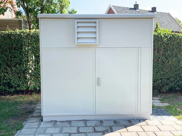 ZPAS Outdoorgehäuse mit Lüftungsgitter urbane Installation IP55