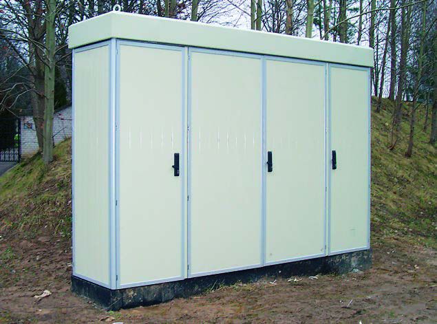 Anreihbarer ZPAS Outdoorschrank vierturig im Freifeld einer Energieanlage