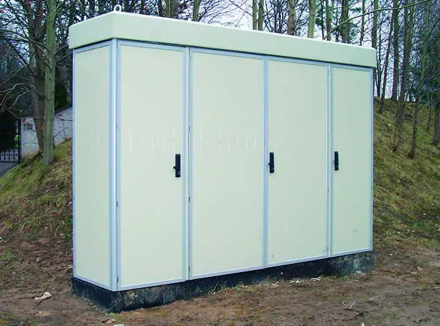 Bayable four-door ZPAS outdoor enclosure in the open field of an energy plant