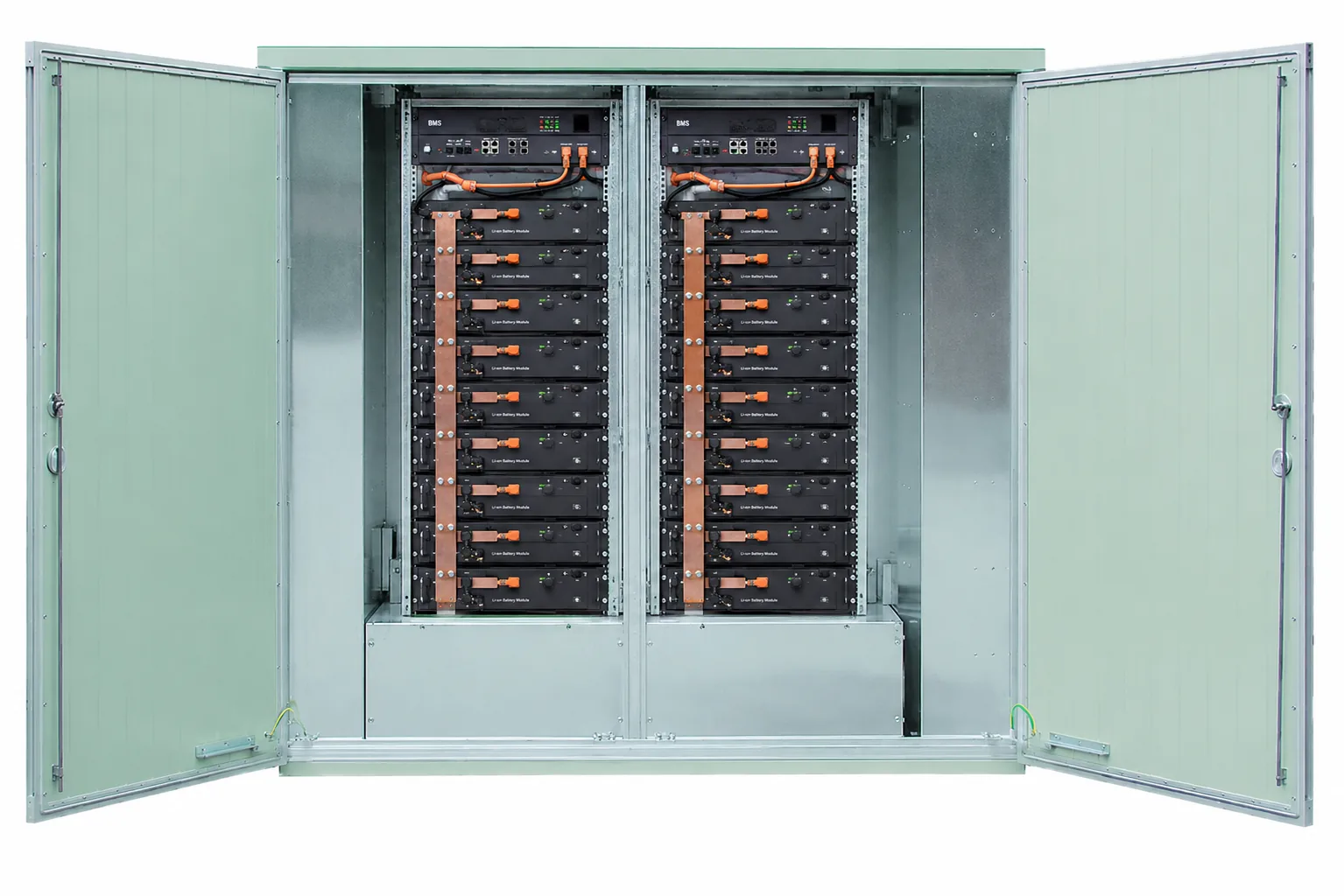 ZPAS Outdoor-Batteriespeicher geöffnet – Batteriemodule in Racks mit BMS und Kupferschienen