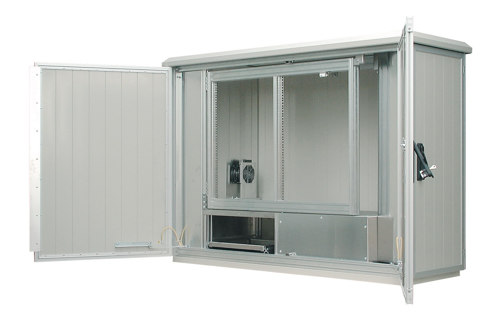 ZPAS doppelwandiger Outdoorschrank geöffnet mit Innenausbau und Klimagerät