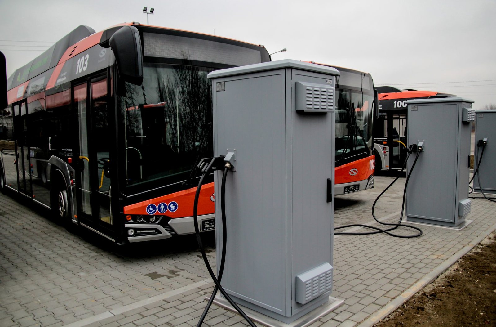 ZPAS Outdoorschränke als DC-Ladestationen vor Solaris Elektrobussen