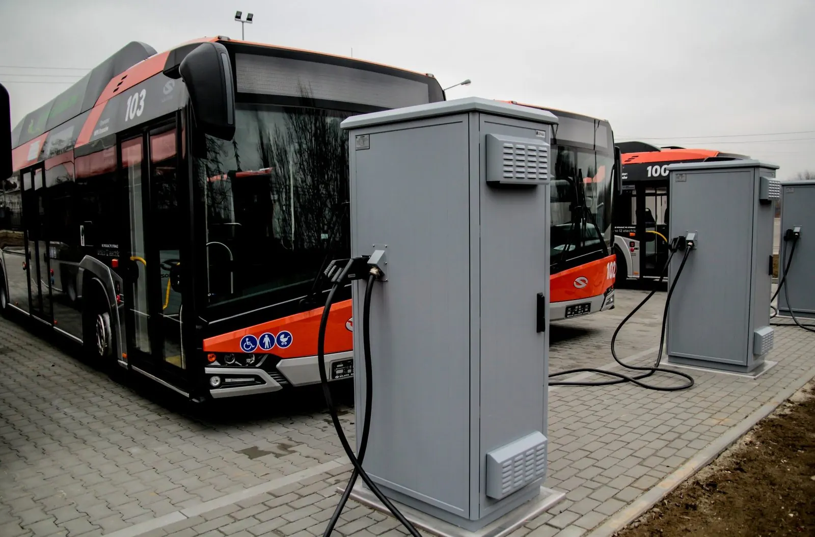Armadi da esterno ZPAS come stazioni di ricarica DC davanti ad autobus elettrici Solaris
