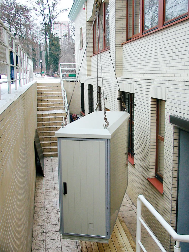 ZPAS Outdoorschrank Montage Kran Installation Außenbereich