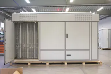 ZPAS Großraumgehäuse mit Lüftungsschlitzen im Dachaufbau, Front geschlossen