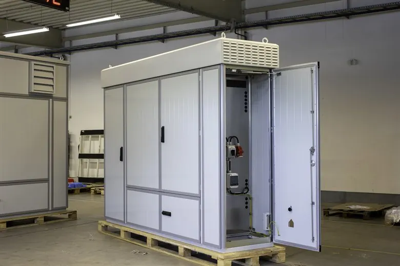 ZPAS Outdoor-Großraumgehäuse mit Klimaaufbau auf dem Dach