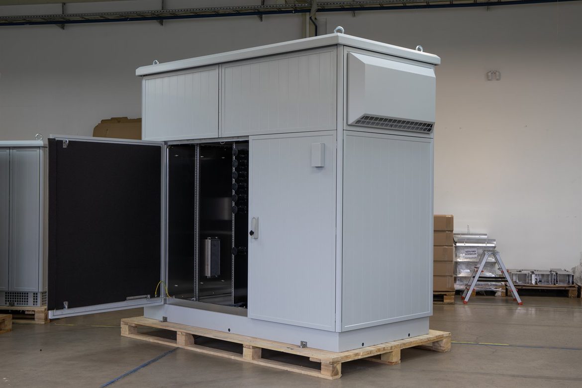 ZPAS Outdoor-Großraumgehäuse mit AHP-Wärmepumpe im Dachaufbau