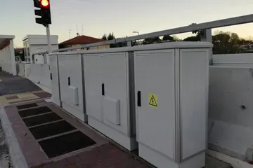 Reihe von ZPAS Outdoorschränken, Blick entlang der Türen