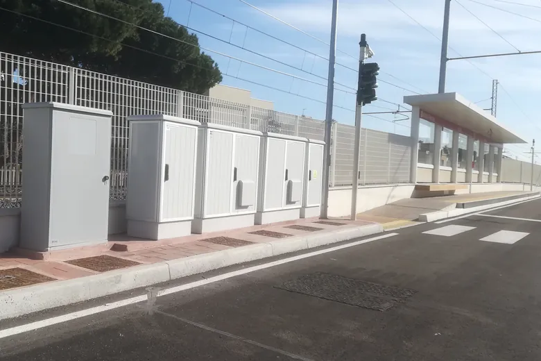 ZPAS Outdoorschränke in Reihe an einem Bahnhof in Italien mit Bahnsteigdach und Oberleitung