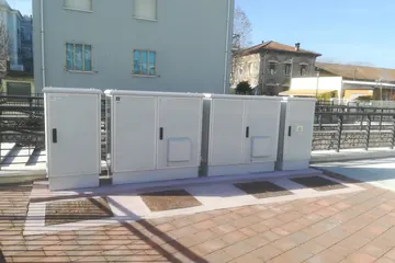 ZPAS Outdoorschränke in Reihe auf gepflasterter Fläche vor einem Gebäude
