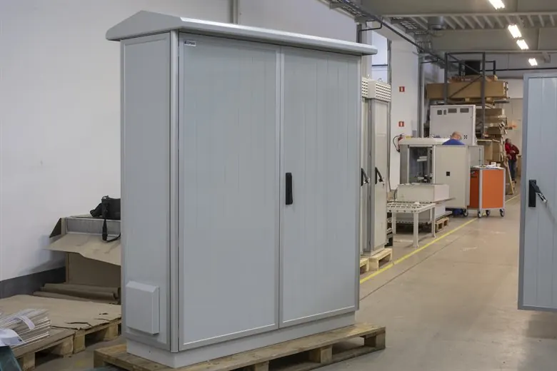 Zweitüriger ZPAS Outdoorschrank mit abgesetztem Dach und Anbaukasten