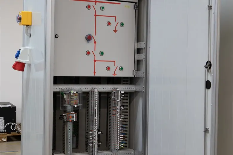 Elektro-Innenausbau im ZPAS Outdoorschrank mit Reihenklemmen und Leitungsschutz