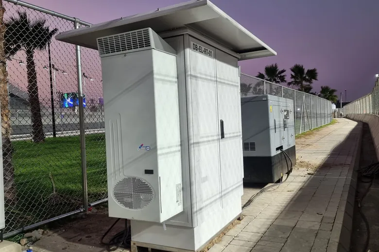 ZPAS Outdoorschrank mit Sonnendach und Klimagerät an der Formel-1-Strecke in Jeddah