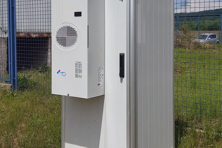 ZPAS Outdoorschrank auf Betonsockel mit Klimagerät in der Tür
