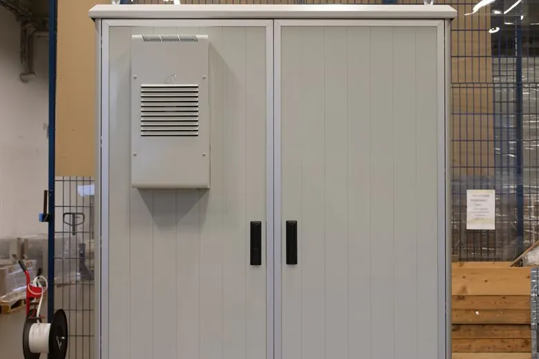 ZPAS Outdoorschrank mit Klimagerät in der Tür