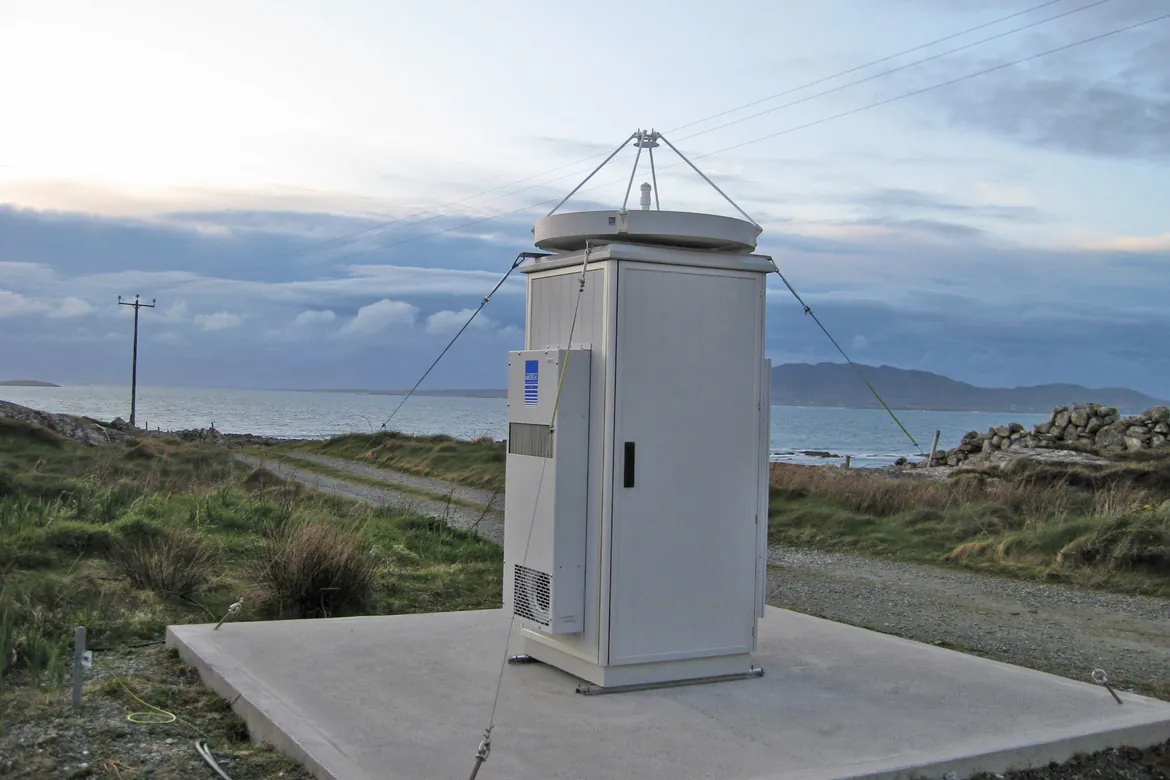 ZPAS Outdoorschrank mit Radar auf dem Dach, abgespannt auf einer Betonplatte an der irischen Küste