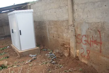 Fertig aufgestellter ZPAS Outdoorschrank auf Betonfundament an einer Mauer