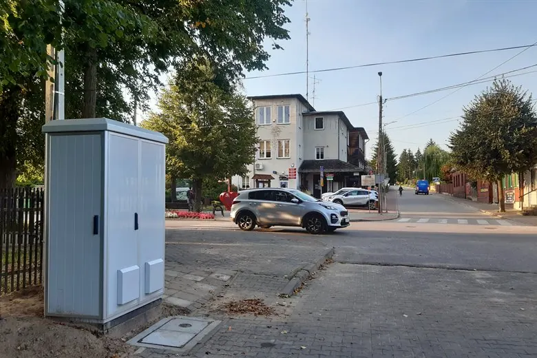 ZPAS Outdoorschrank freistehend an einer Ortsdurchfahrt am Gehweg