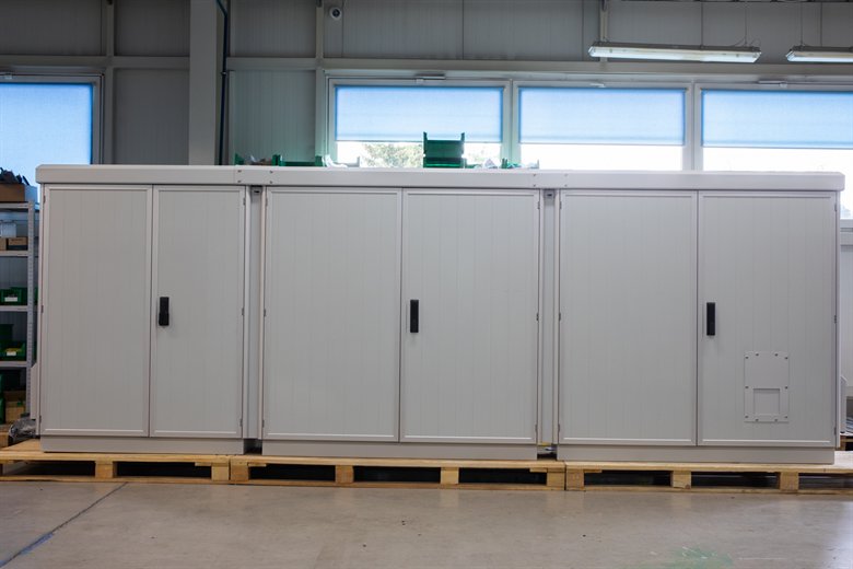 Mehrfeldrige ZPAS Outdoor-Schrankzeile mit 4700 mm Baubreite