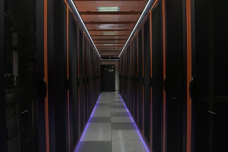 Eingehauste Gasse mit Bodenleuchtband im Colocation-Rechenzentrum