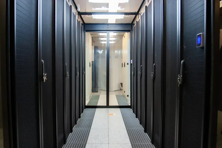 Gang zwischen zwei Serverschrankreihen mit Bodengittern für die Kaltluftzufuhr