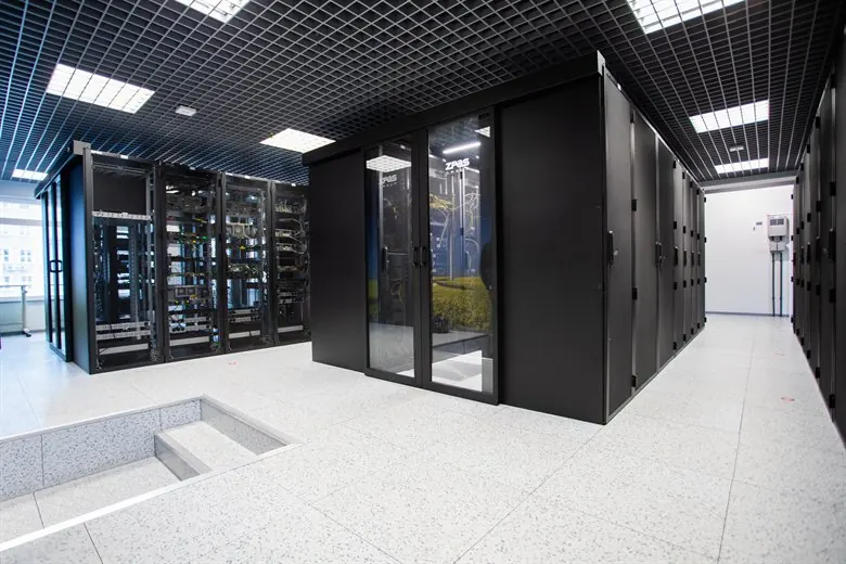 Serverraum mit eingehauster ZPAS-Schrankreihe und Glas-Schiebetür