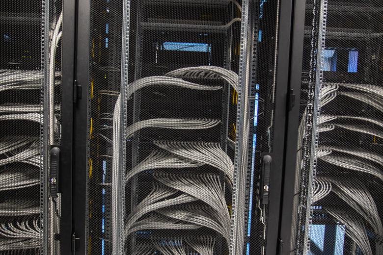 Strukturiertes Kabelmanagement über die gesamte Höhe von 19-Zoll-Serverschränken