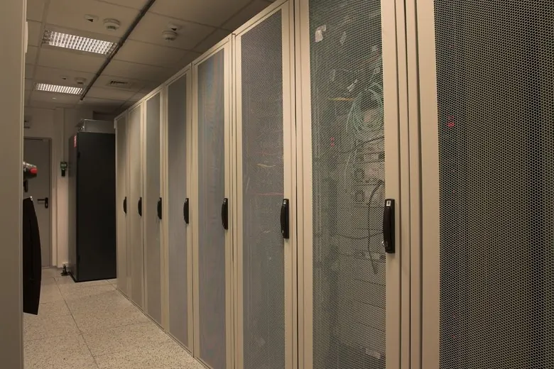 Serverschrankreihe in hellgrauer Ausführung mit Sichttüren