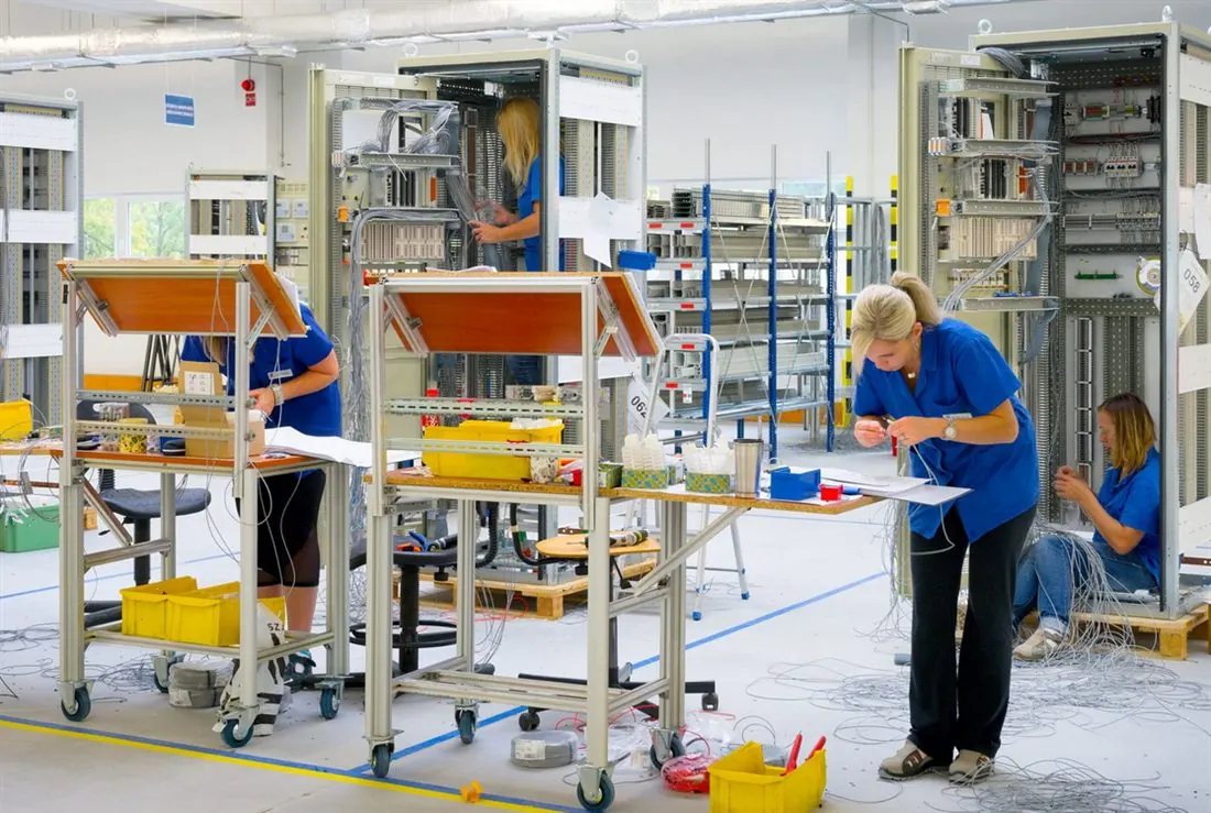 Assembly and component fitting of electrical enclosures in the production hall