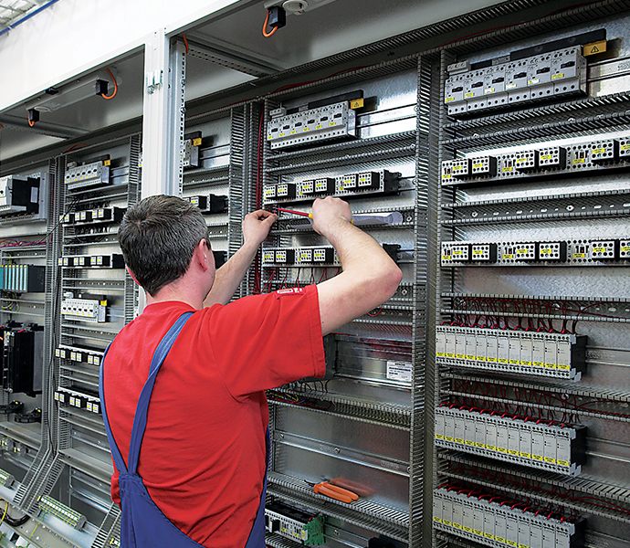 Verdrahtung eines Schaltschranks nach Schaltplan im ZPAS Werk