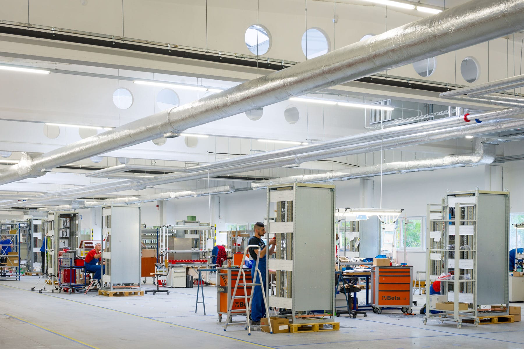 ZPAS Schaltschrankbau Fertigungshalle – Montage und Verdrahtung von Industrieschaltschränken in der Werkstatt