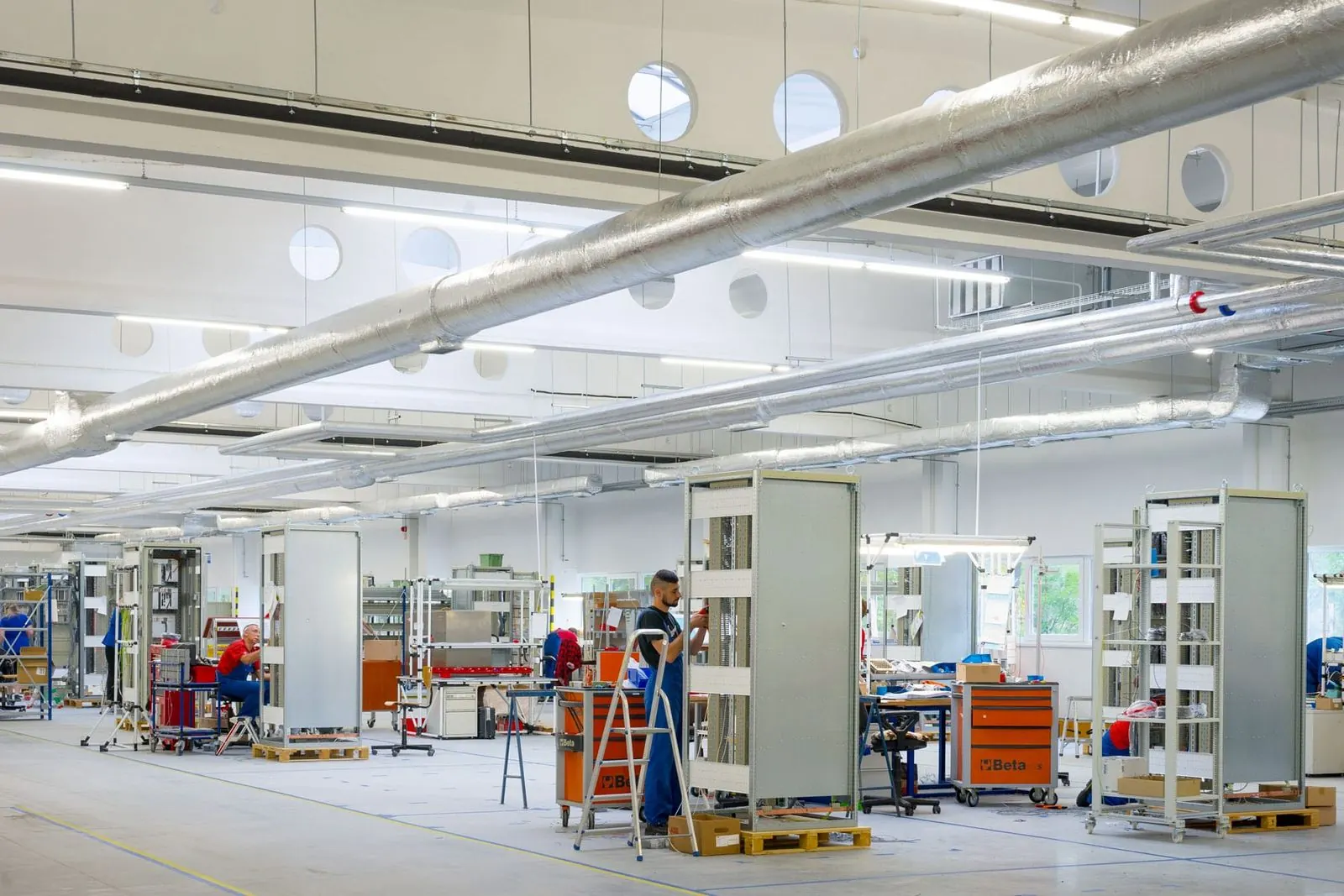 Atelier de production ZPAS – montage et câblage d’armoires électriques dans notre propre usine