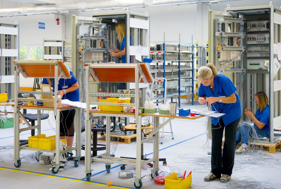 ZPAS Schaltschrankbau Team bei der Montage und Verdrahtung in der Fertigungswerkstatt